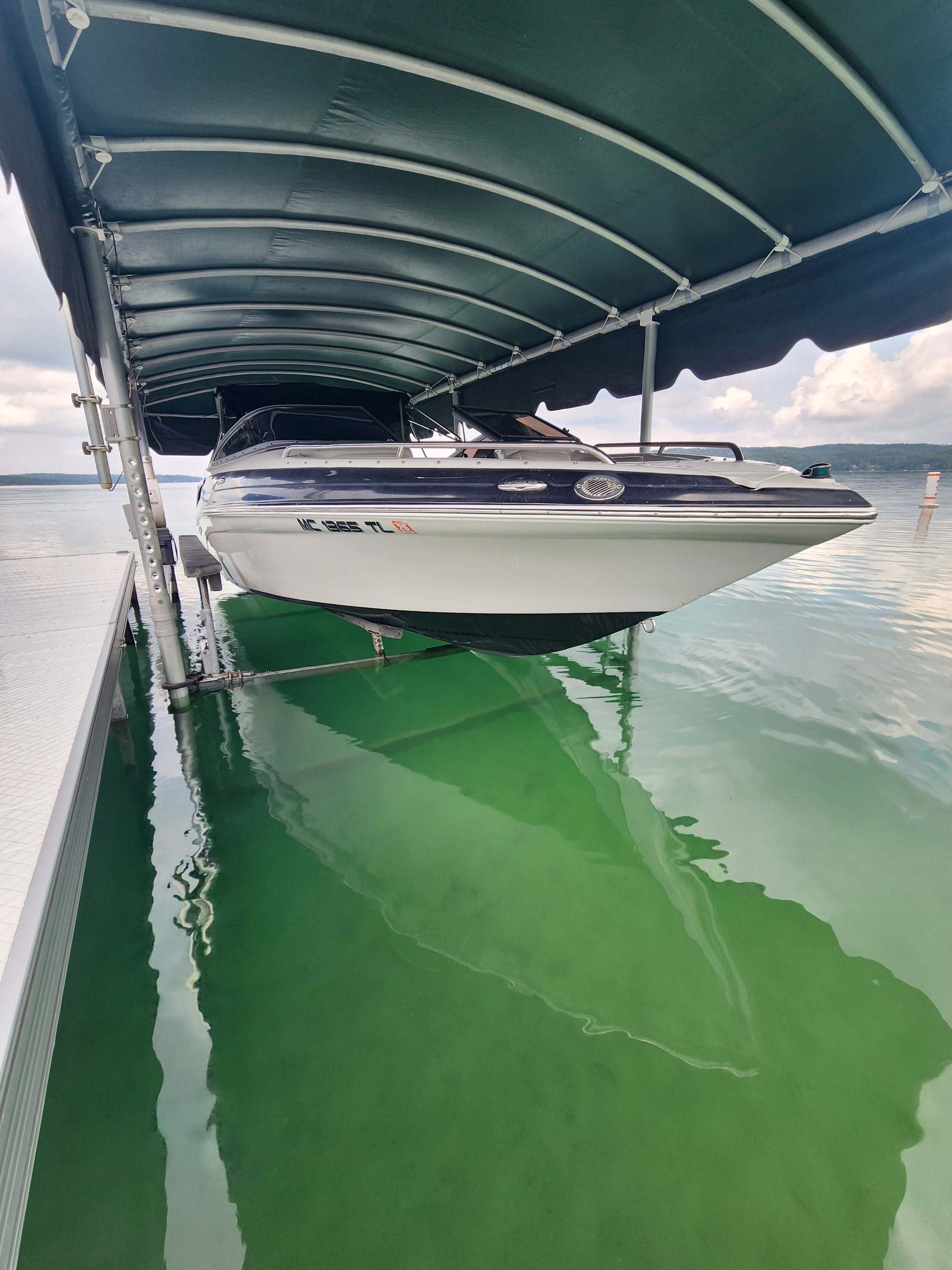 2011 Crownline 210 Open Bow / Bowrider boat For Sale Walloon 